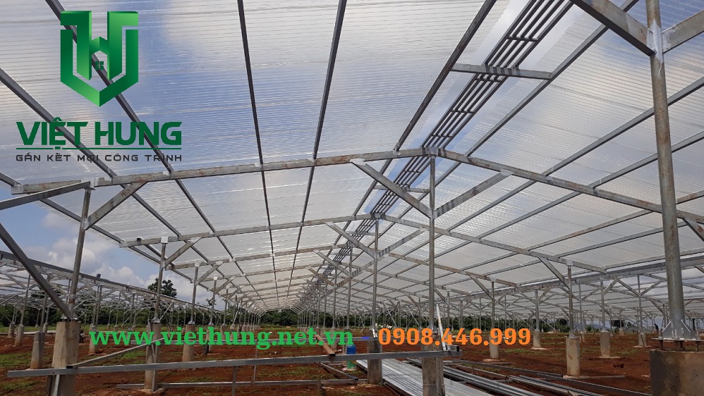 Mái pin điện năng lượng mặt trời được lợp bằng tôn nhựa lấy sáng Composite